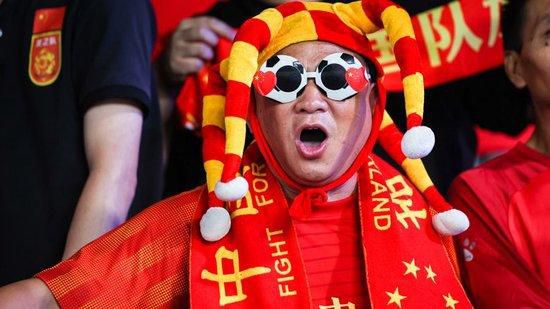 新海报中，三位男主角魔法动物学家纽特（埃迪;雷德梅恩饰）、霍格沃茨教授邓布利多（裘德;洛饰）、在逃黑巫师格林德沃（约翰尼;德普饰）分别举起魔杖，魔法世界最强交锋蓄势待发
